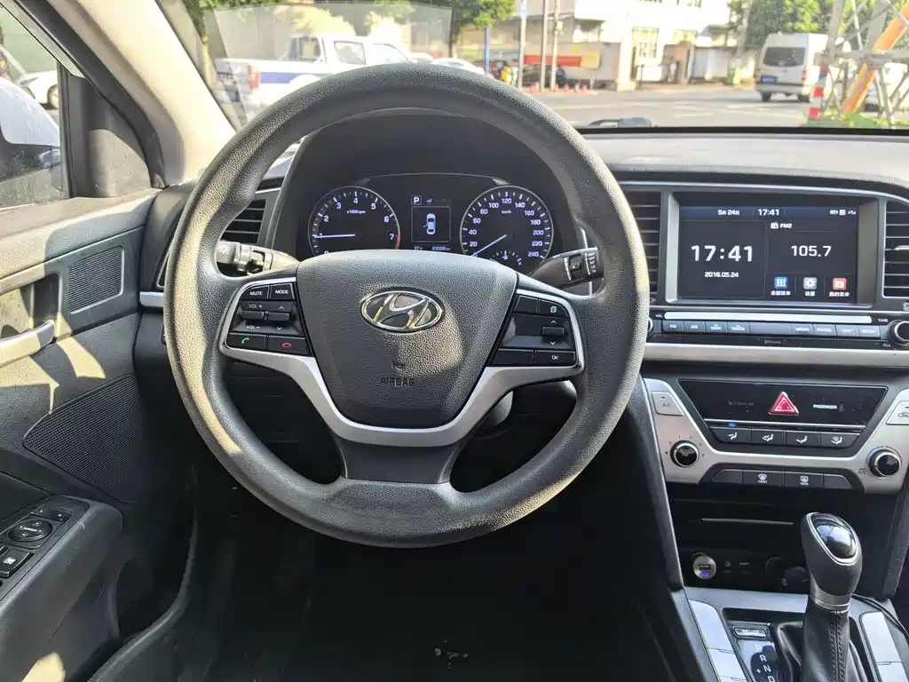Hyundai Elantra 2019 — фото 9
