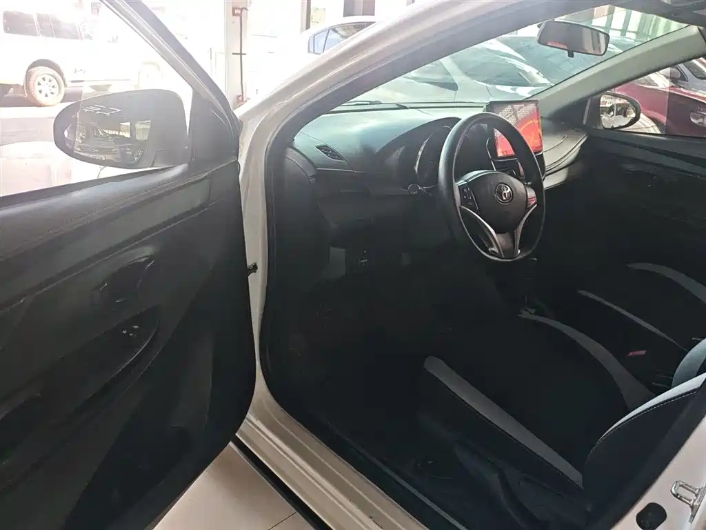 Toyota Yaris L 2022 — фото 12