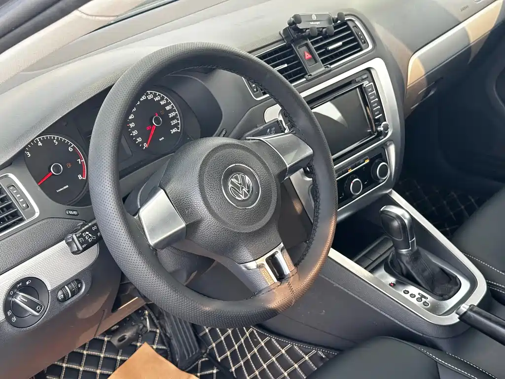 Volkswagen Sagitar 2015