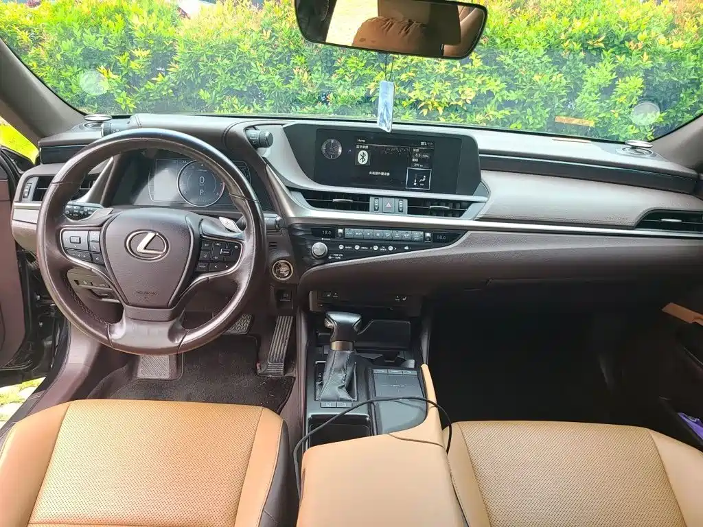 Lexus ES 2020 — фото 13
