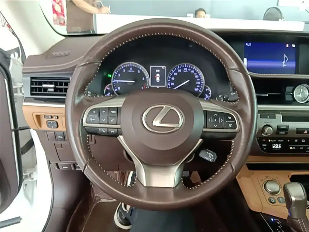 Lexus ES 2016 — фото 11