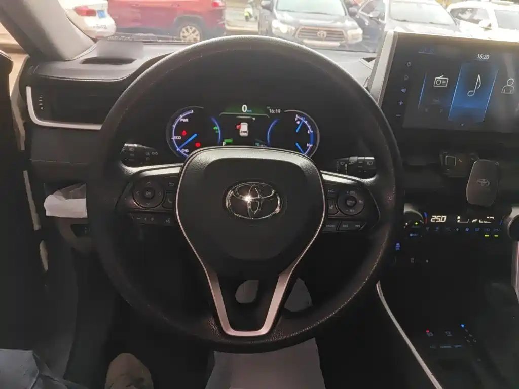 Toyota RAV4 2020 — фото 11