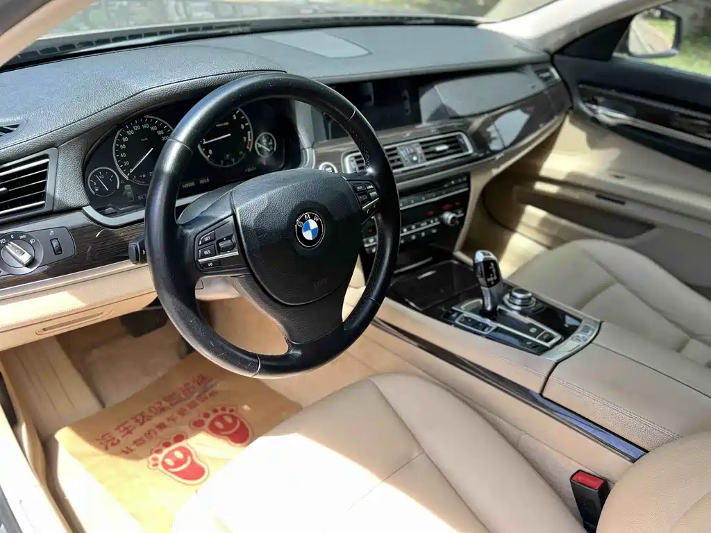 BMW 7 Series 2011 — фото 25