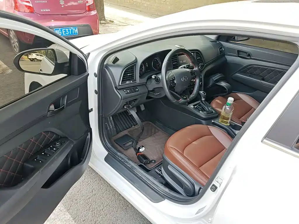 Hyundai Elantra 2018 — фото 16
