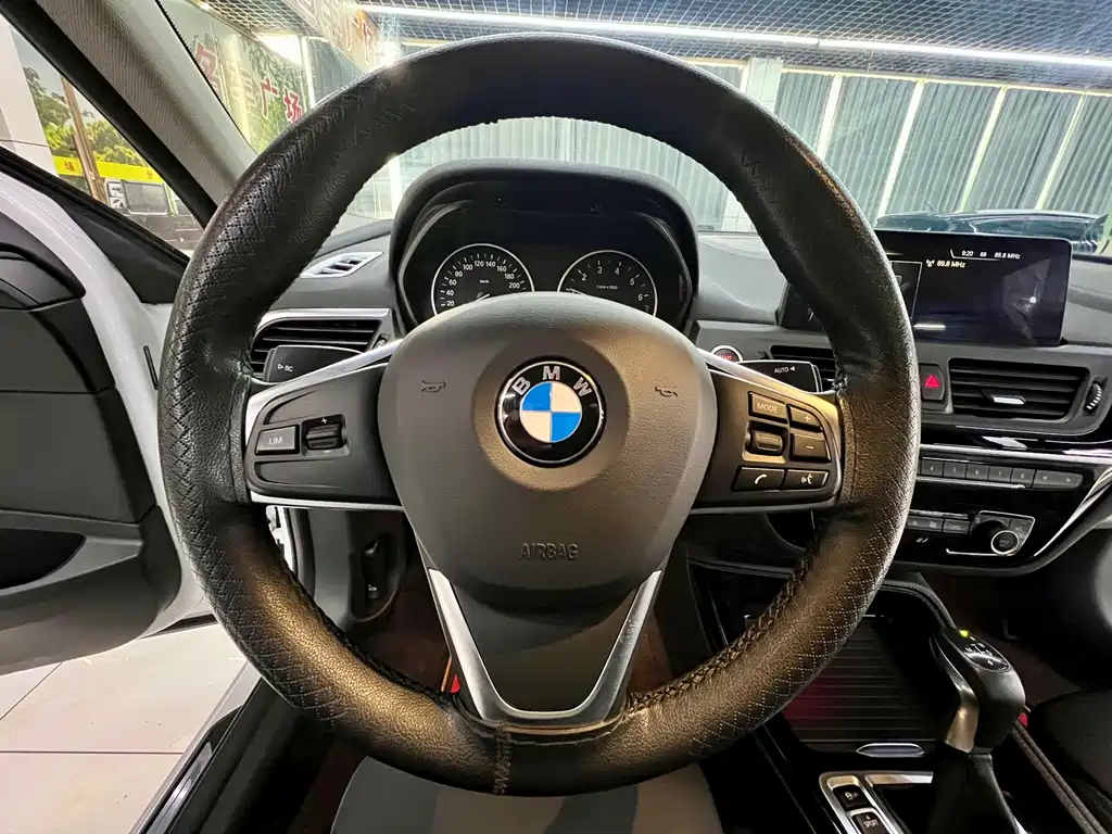 BMW 1 Series 2017 — фото 11