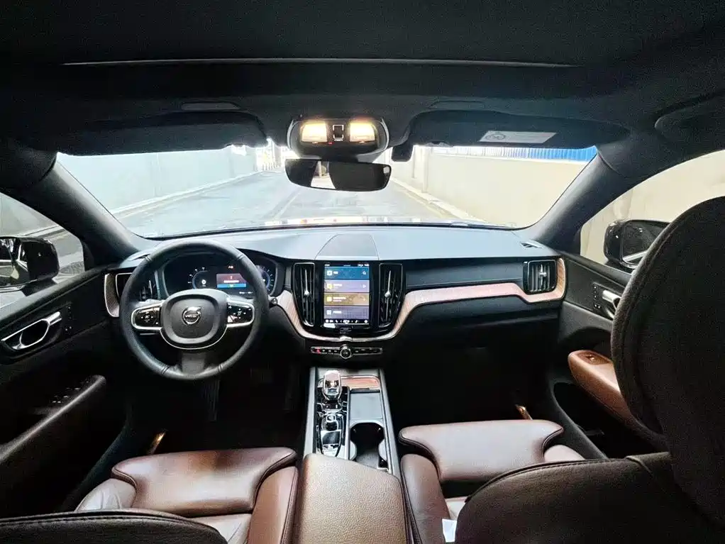 Volvo XC60 2022 — фото 9