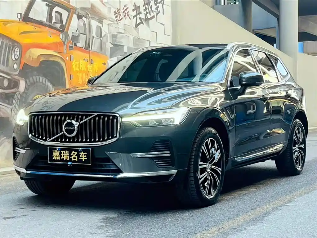 Volvo XC60 2022 — фото 1