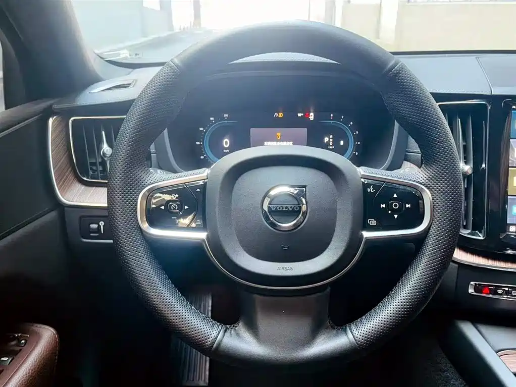 Volvo XC60 2022 — фото 11