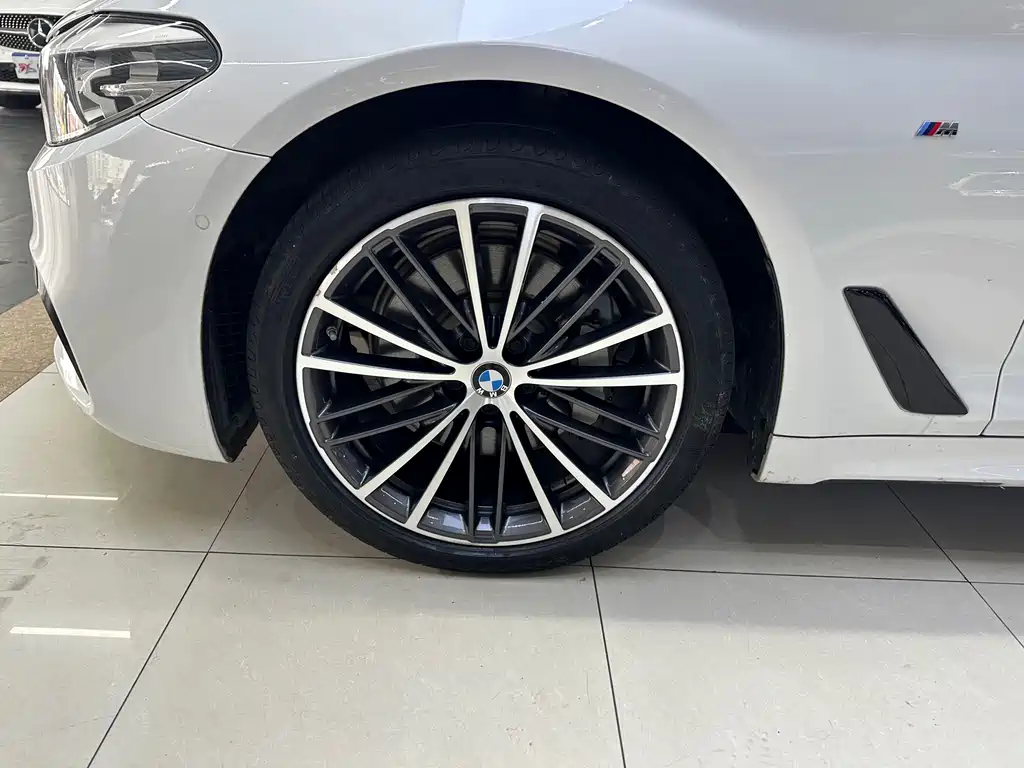 BMW 5 Series 2019 — фото 9