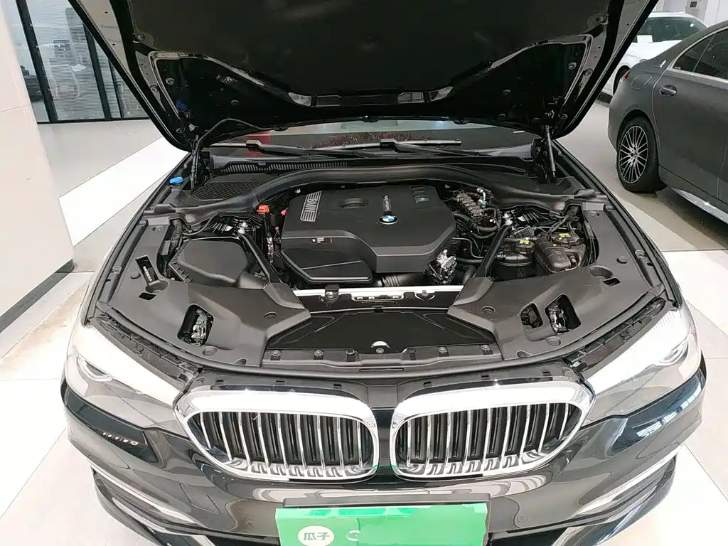 BMW 5 Series 2018 — фото 16