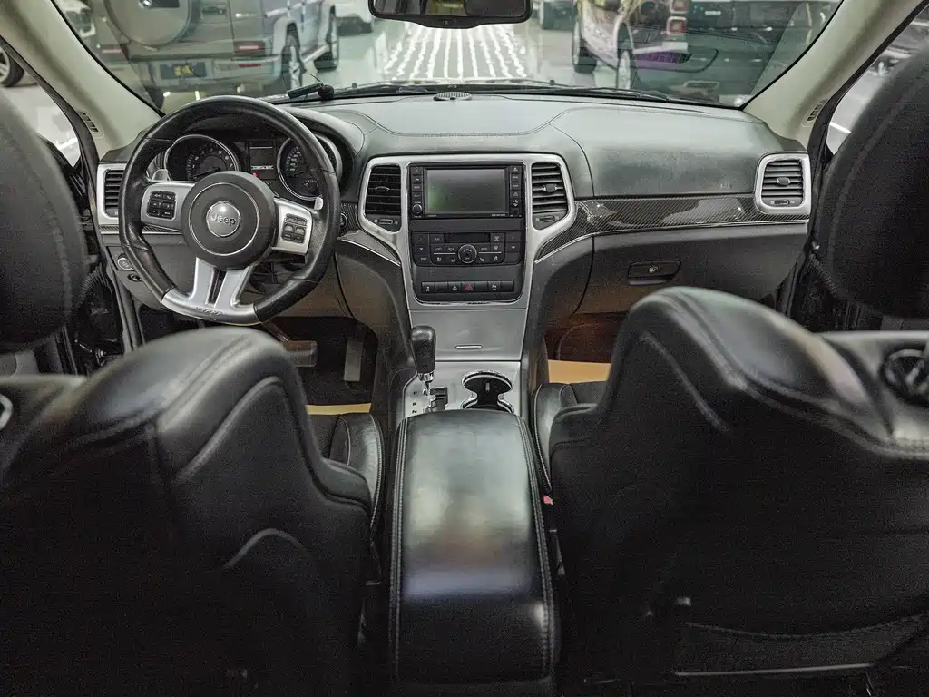 Jeep Grand Cherokee SRT 2012 — фото 13