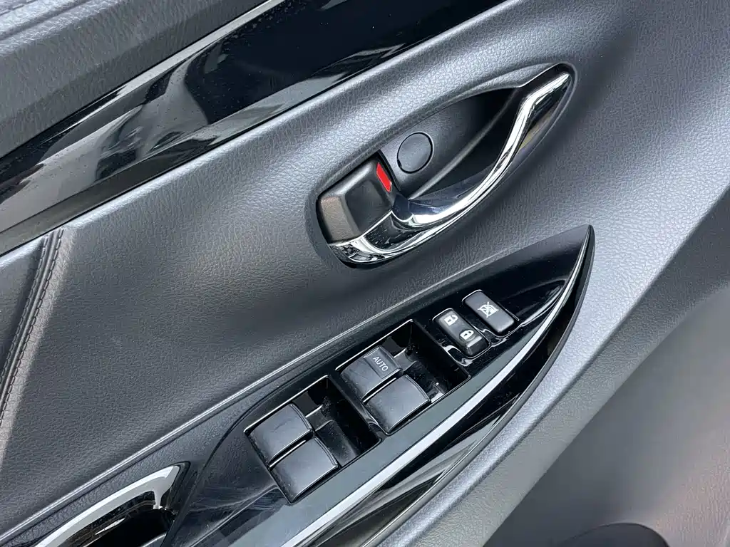 Toyota Yaris L 2023 — фото 15