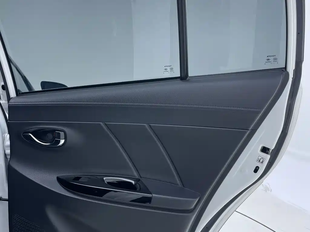 Toyota Yaris L 2023 — фото 21