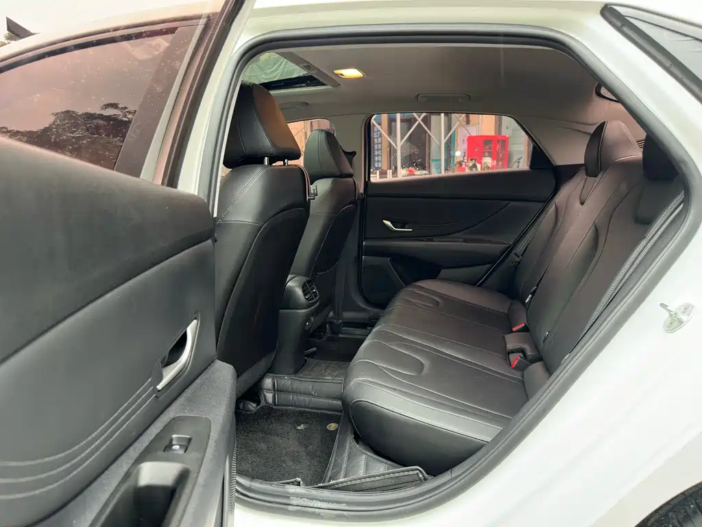 Hyundai Elantra 2023 — фото 11