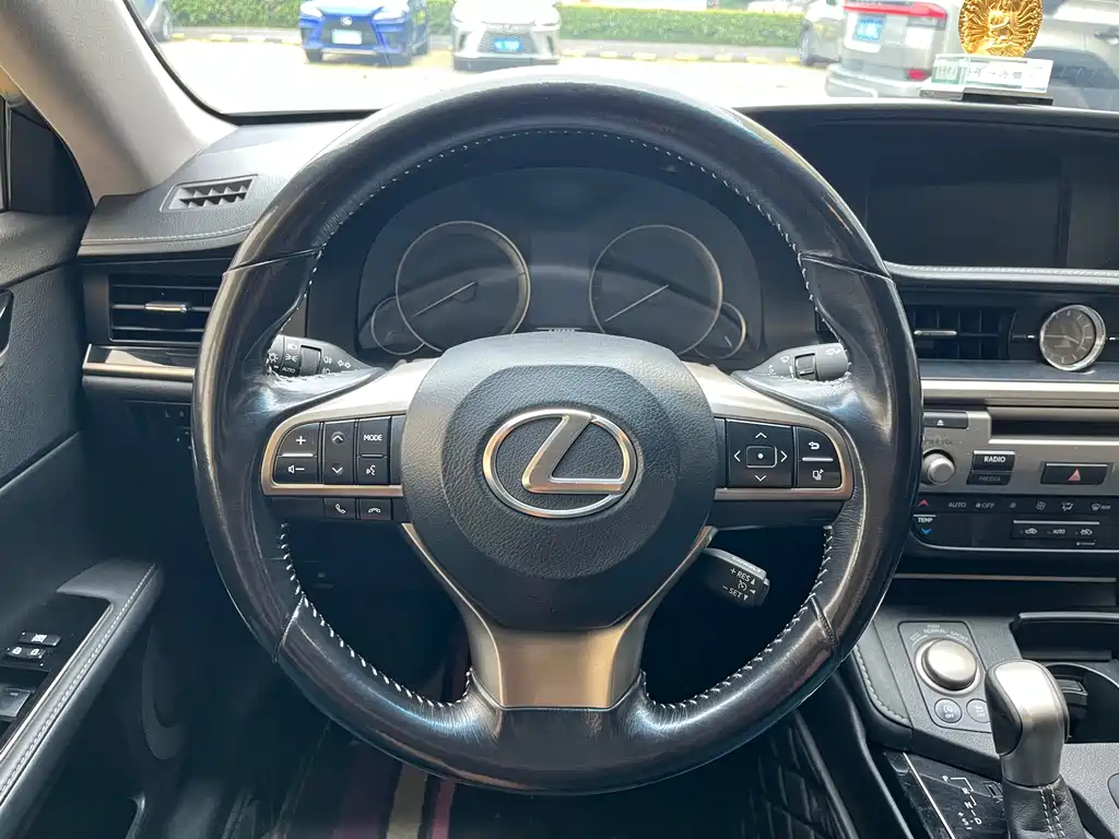 Lexus ES 2016 — фото 17