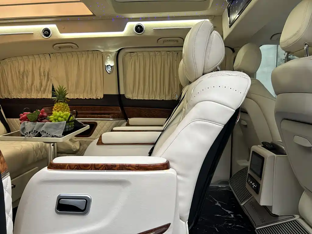 Mercedes-Benz V-Class 2021 — фото 36