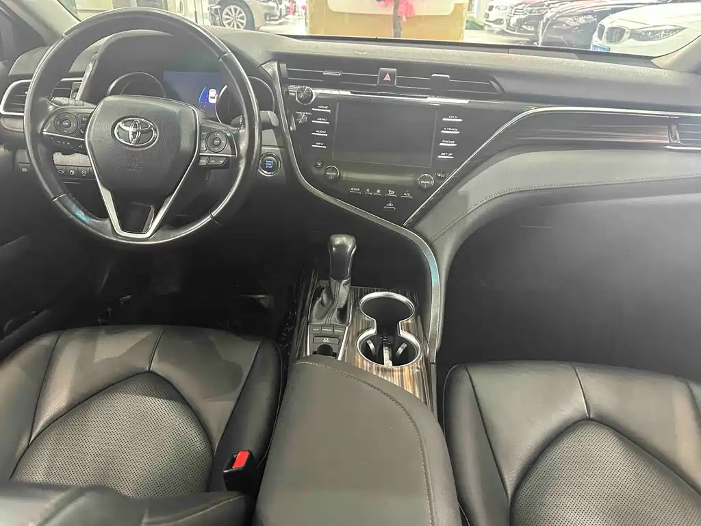 Toyota Camry 2019 — фото 11