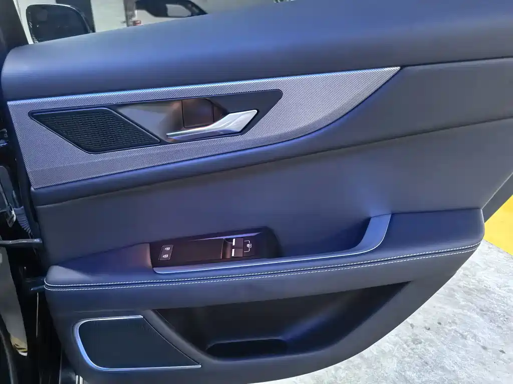 Jaguar XEL 2023 — фото 13