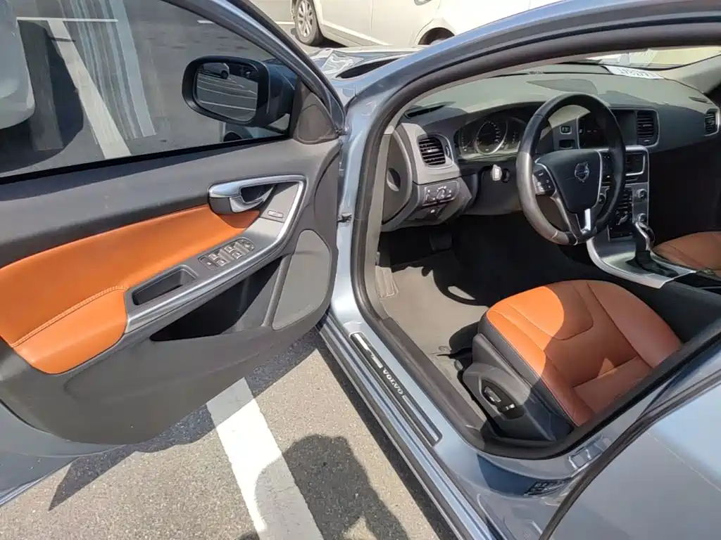 Volvo S60 2018 — фото 16
