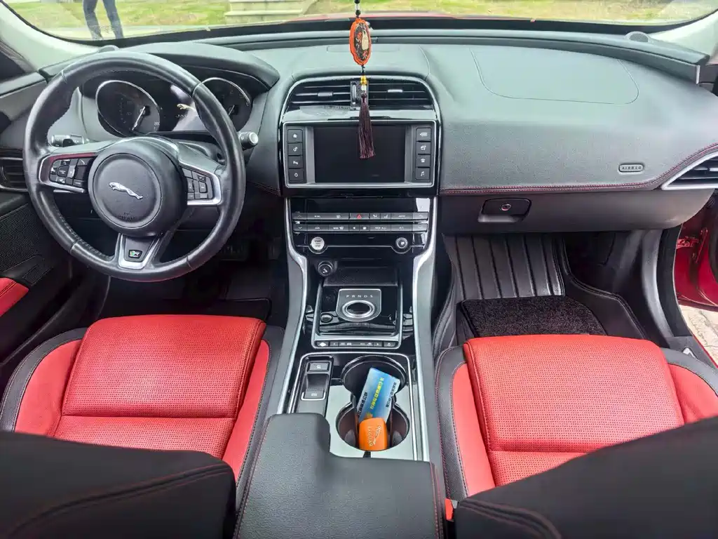 Jaguar XE 2016 — фото 6