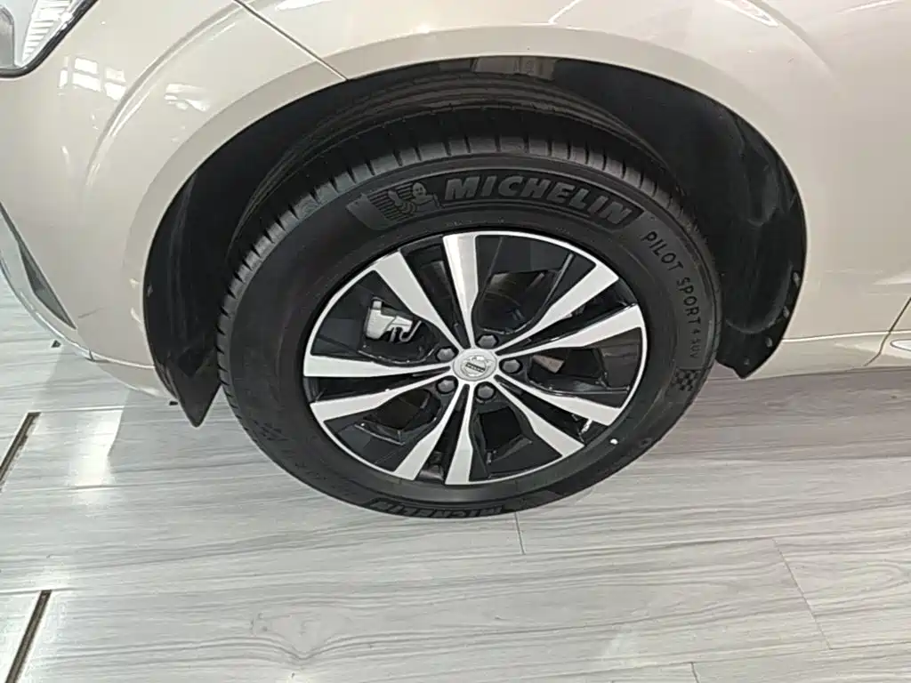 Volvo XC60 2023 — фото 23