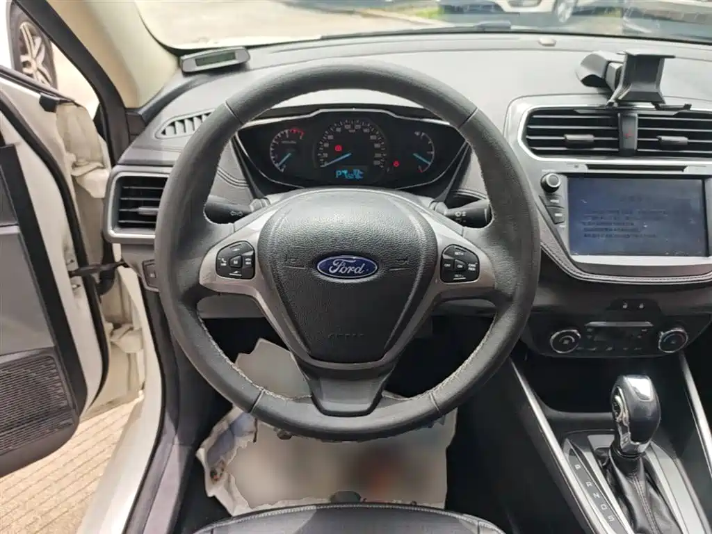 Ford Escort 2017 — фото 11
