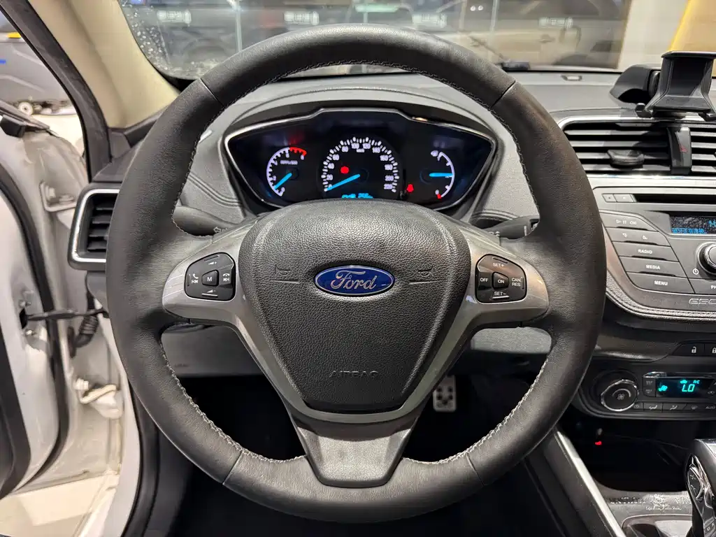 Ford Escort 2015 — фото 13