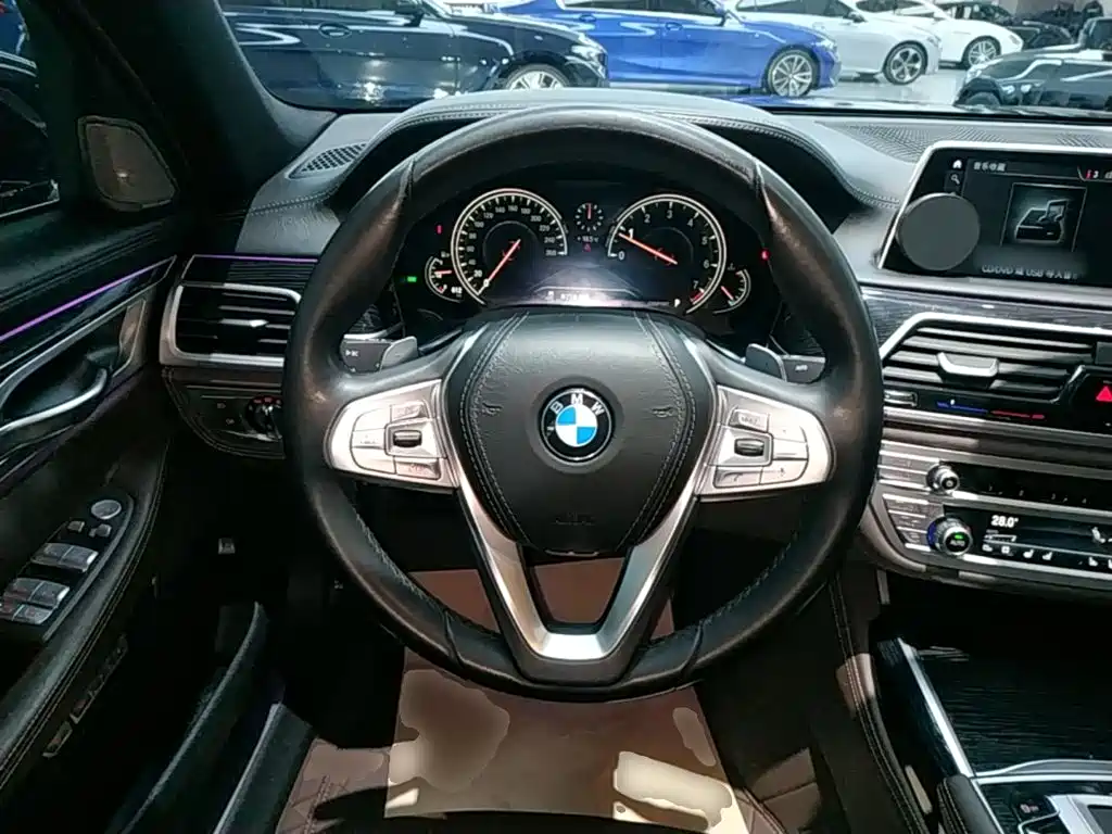 BMW 7 Series 2018 — фото 11