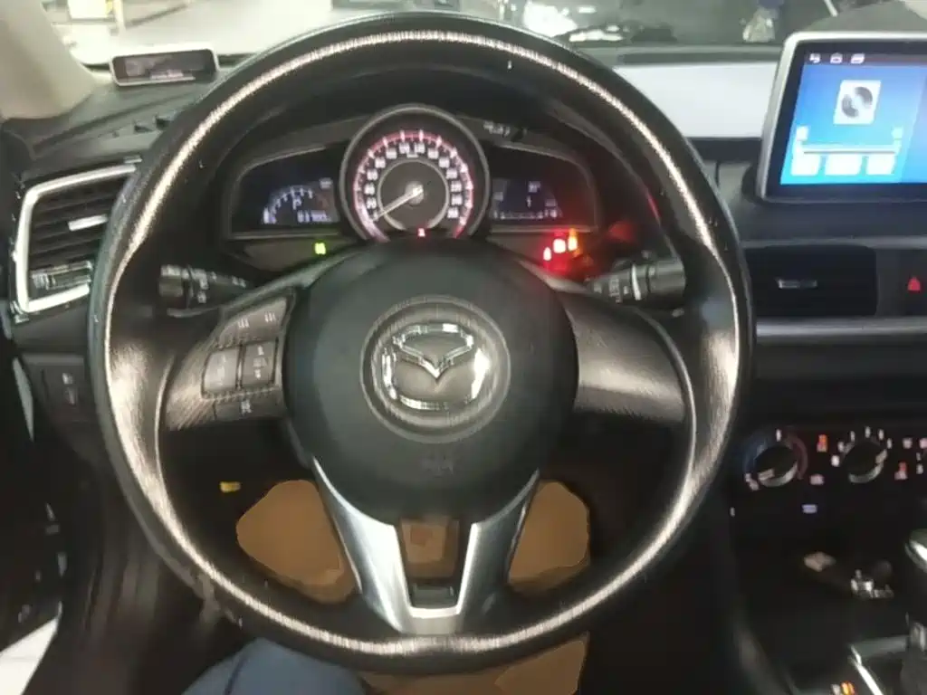 Mazda 3 Axela 2017 — фото 11
