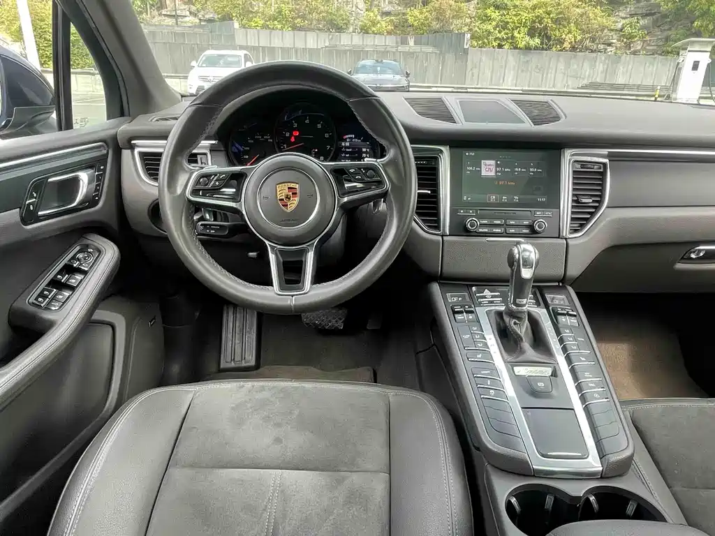 Porsche Macan 2018 — фото 14
