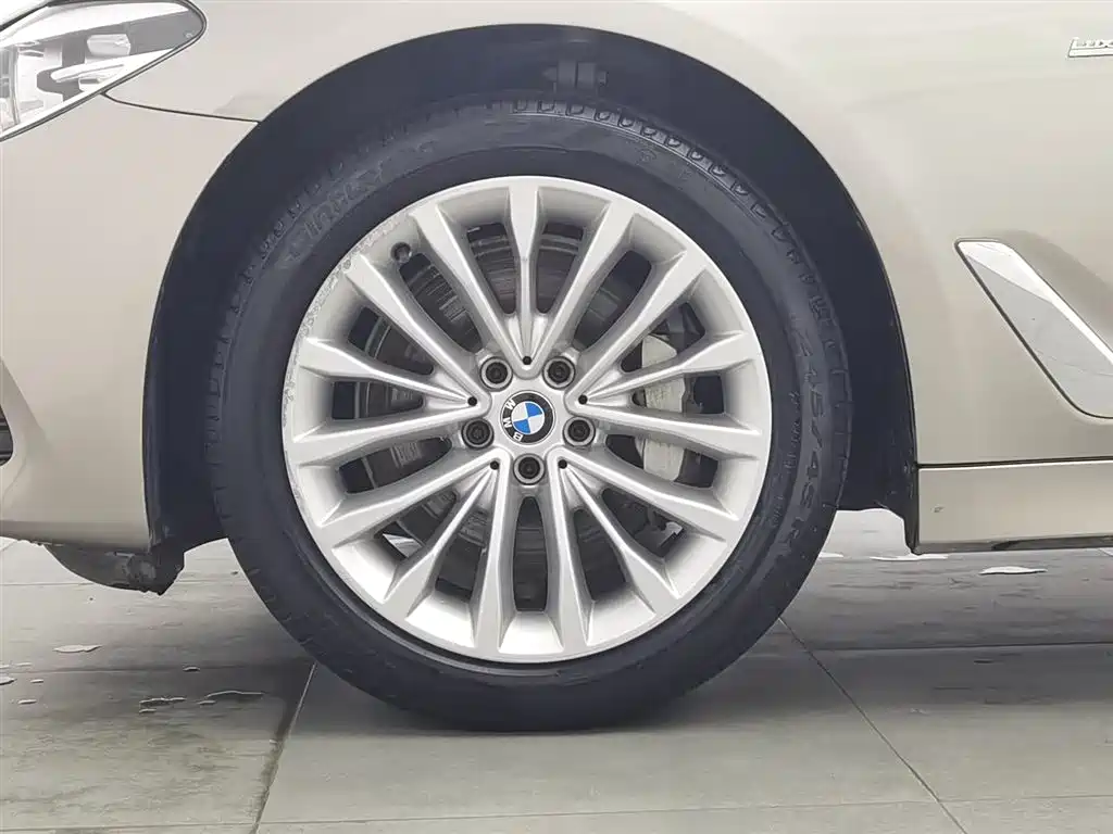 BMW 5 Series 2018 — фото 17