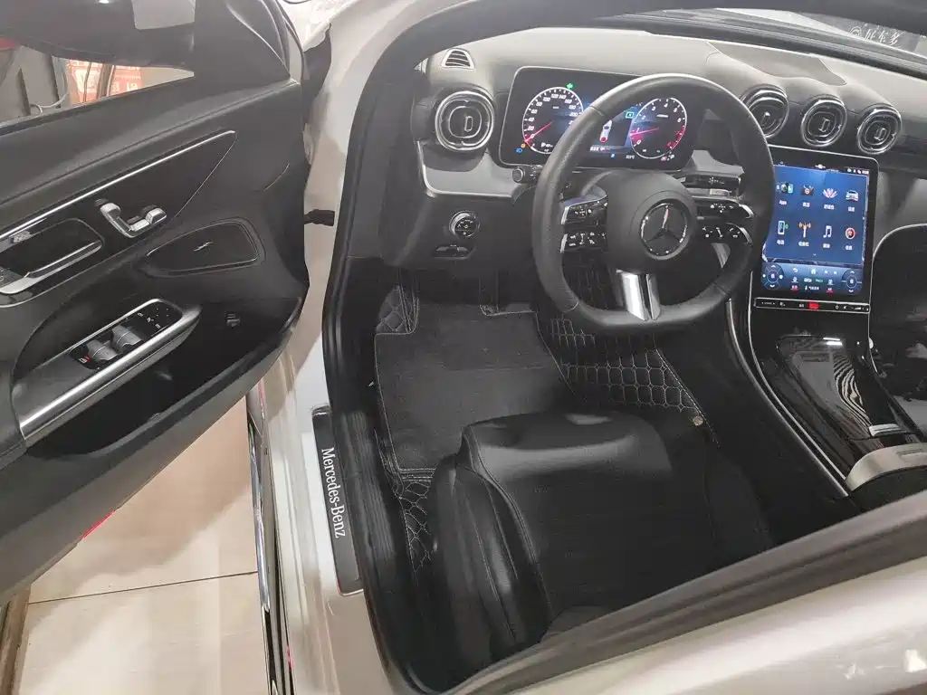 Mercedes-Benz C-Class 2023 — фото 12