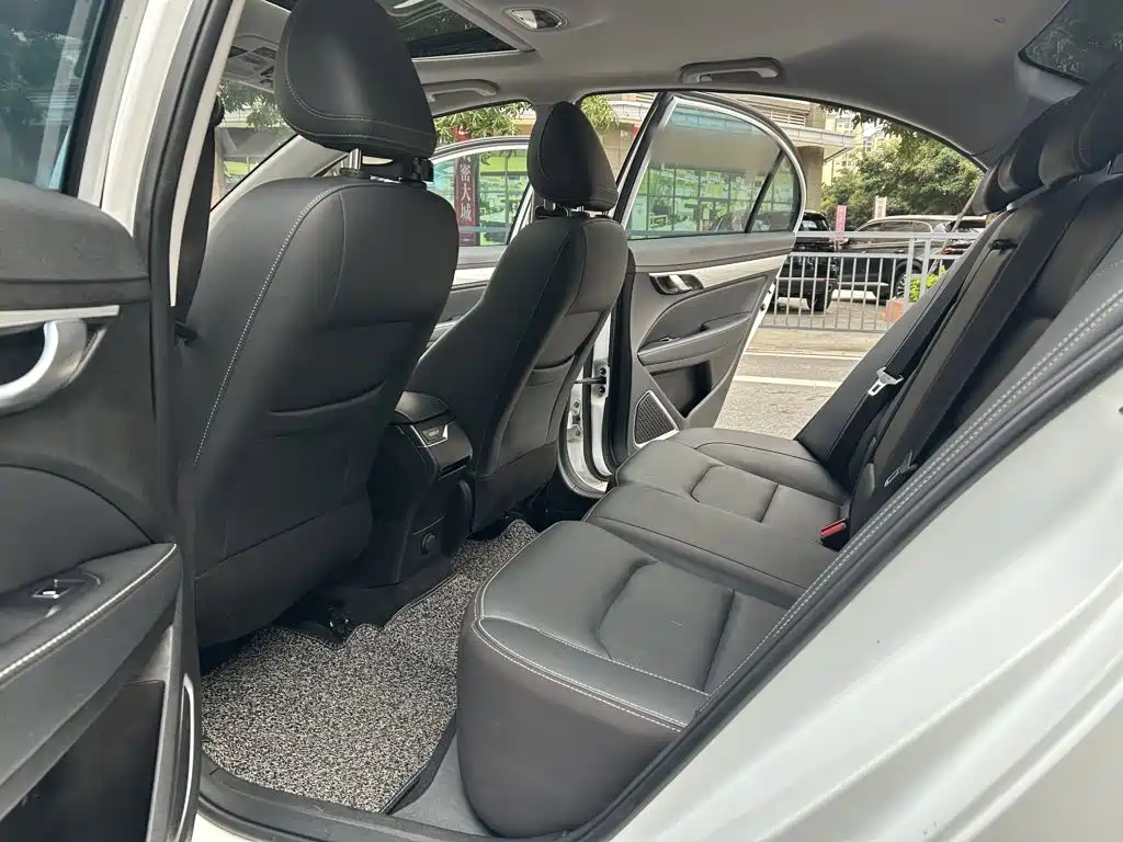 Geely Emgrand 2020 — фото 12