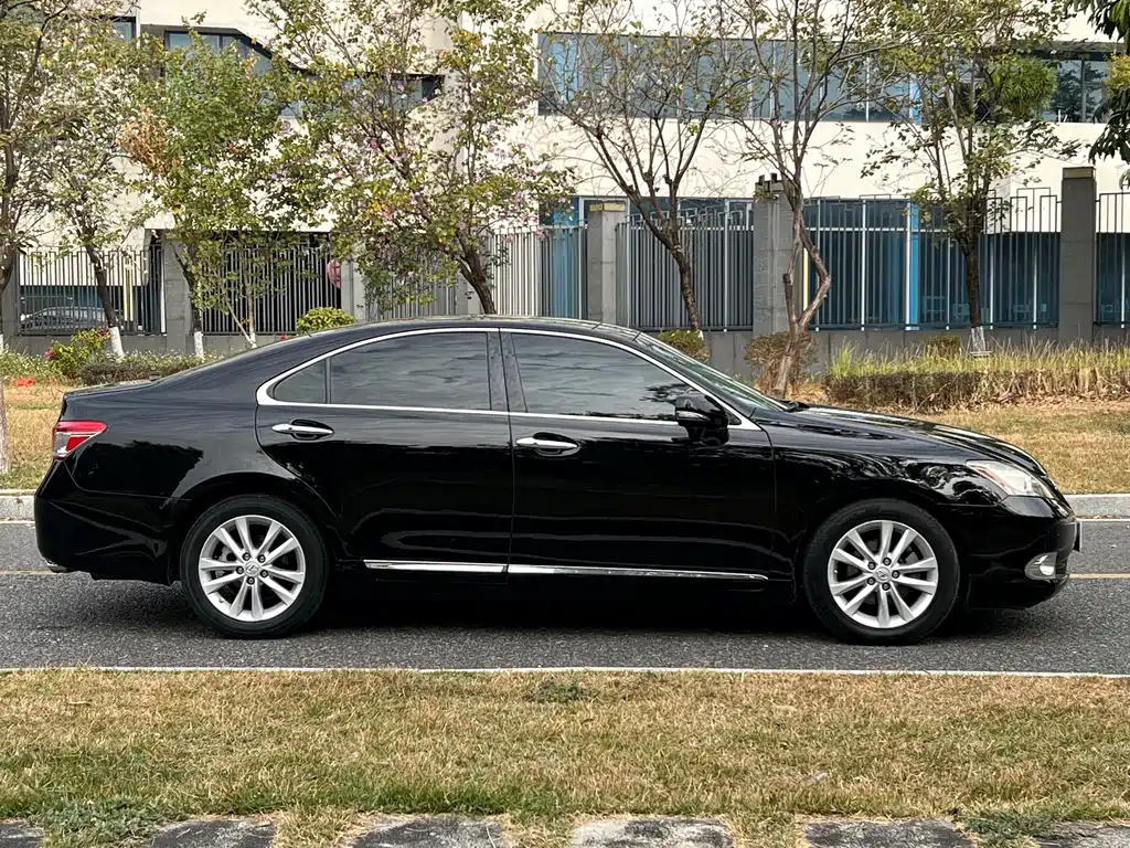 Lexus ES 2011 — фото 4