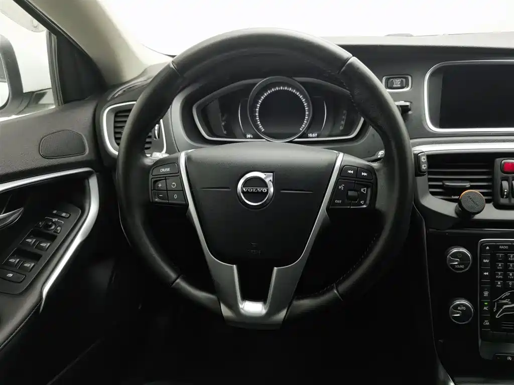 Volvo V40 2018 — фото 11