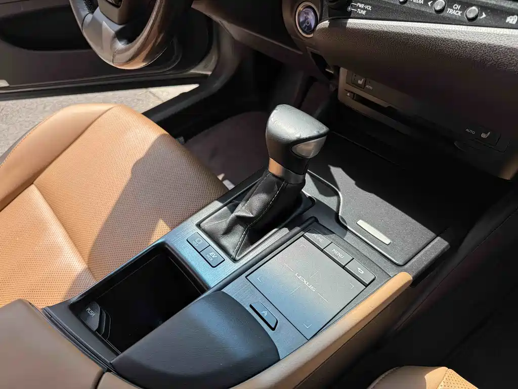 Lexus ES 2019 — фото 13