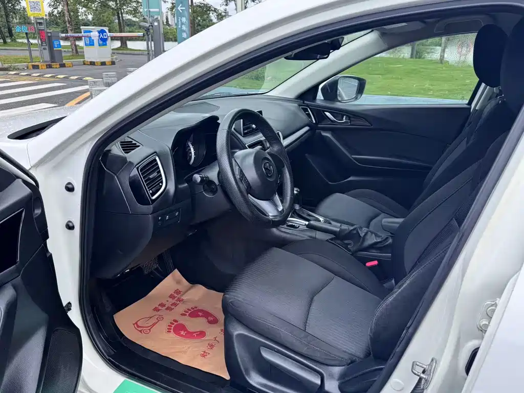 Mazda 3 Axela 2015