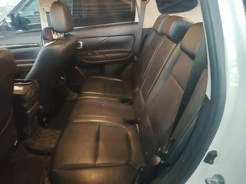 Mitsubishi Outlander 2018 — фото 17