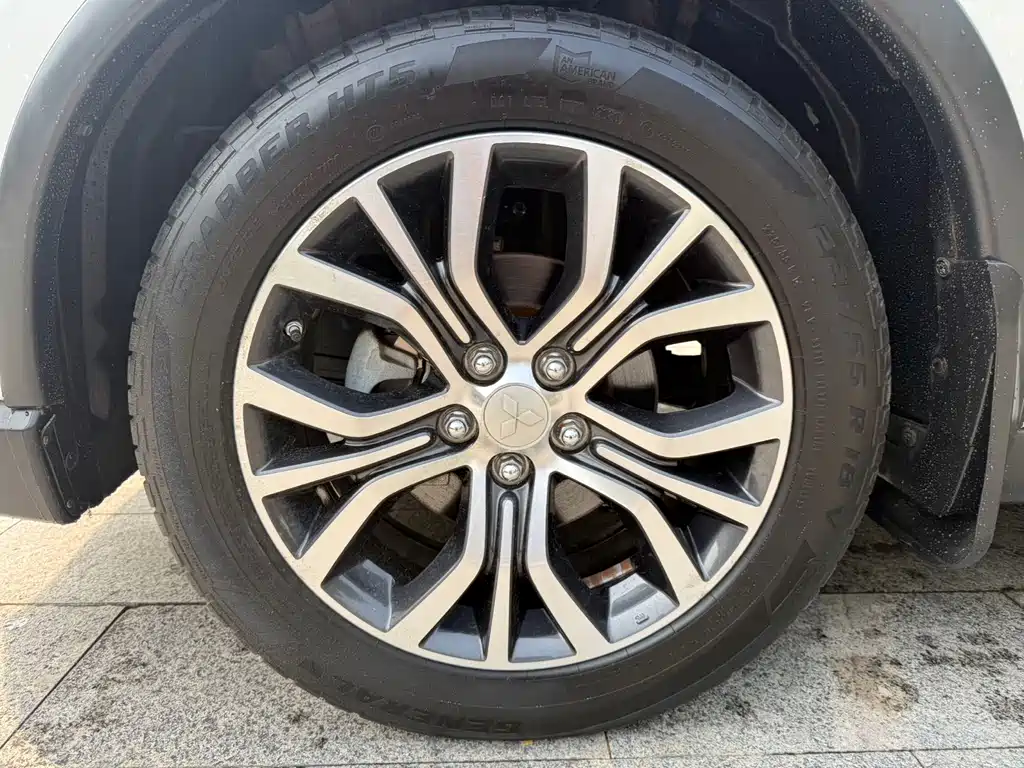 Mitsubishi Outlander 2018 — фото 17