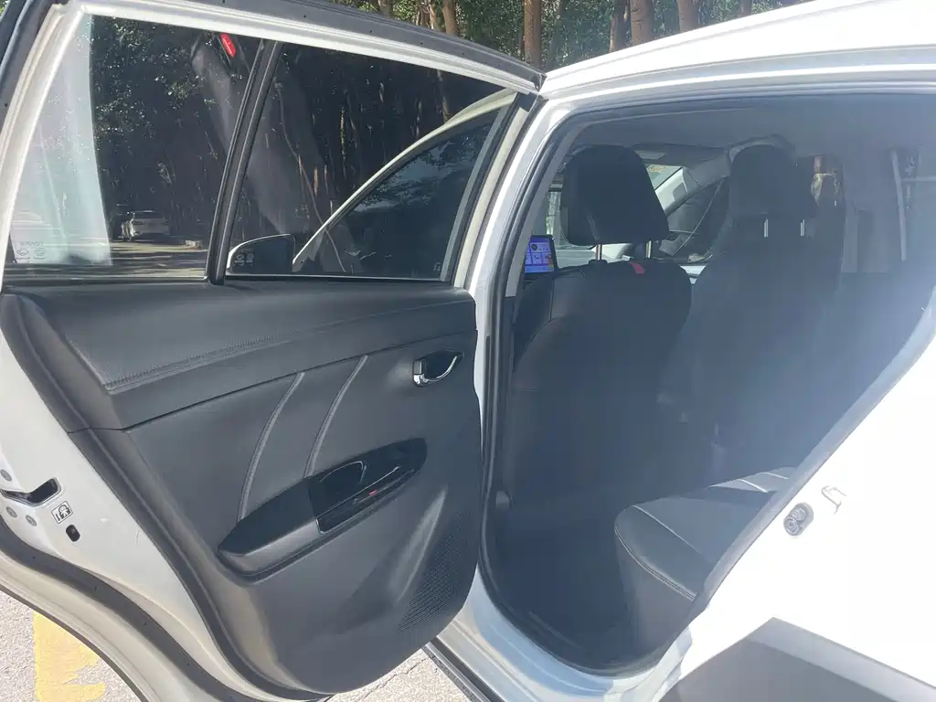 Toyota Yaris L 2023 — фото 17
