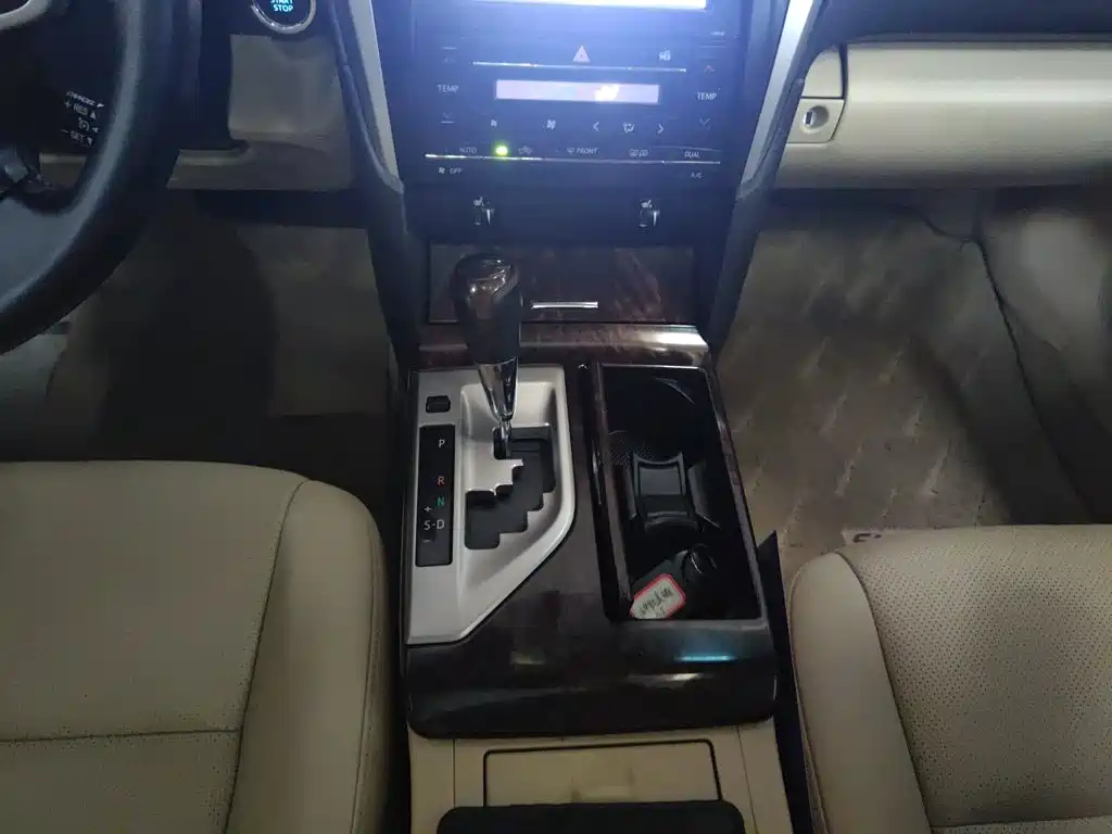 Toyota Camry 2016 — фото 10