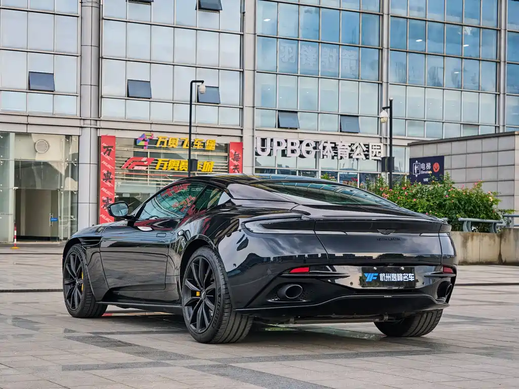 Aston Martin DB11 2021 — фото 7
