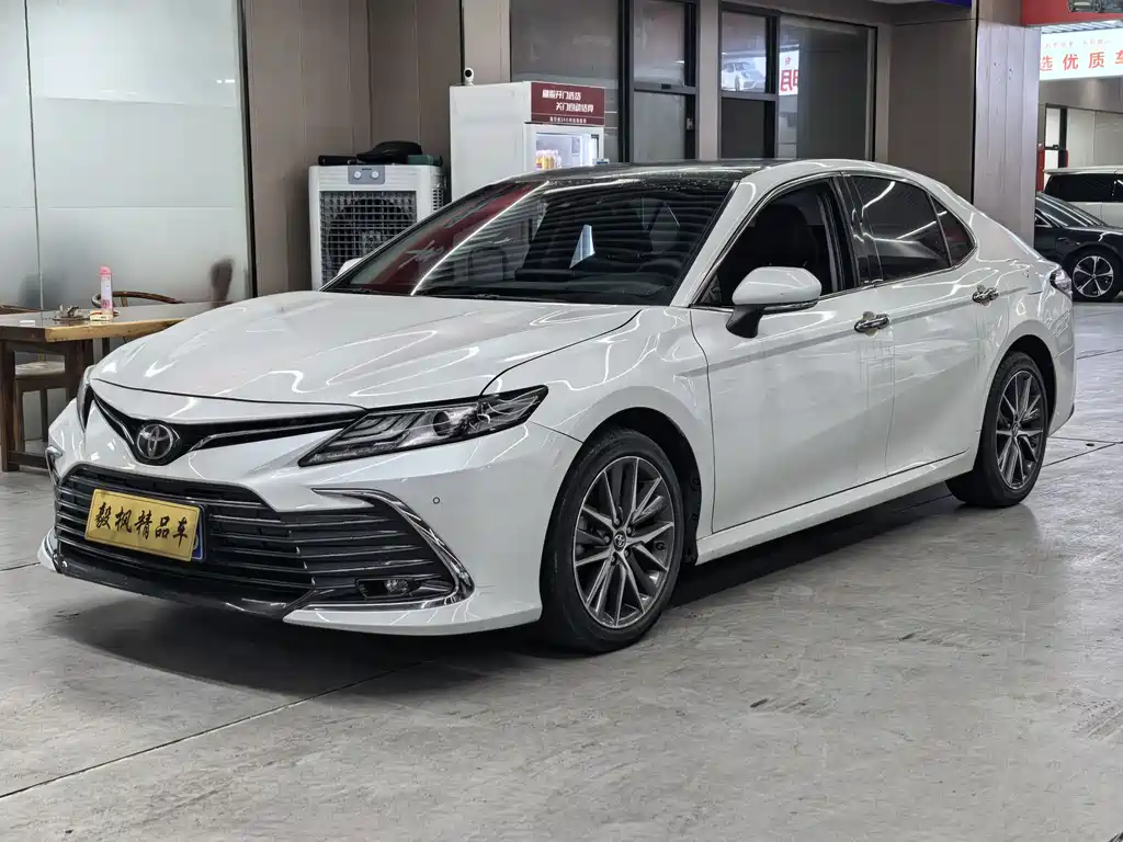 Toyota Camry 2021 — фото 1