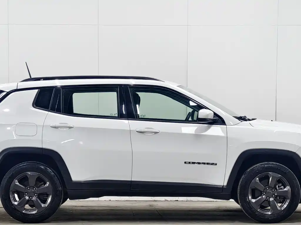 Jeep Compass 2017 — фото 8