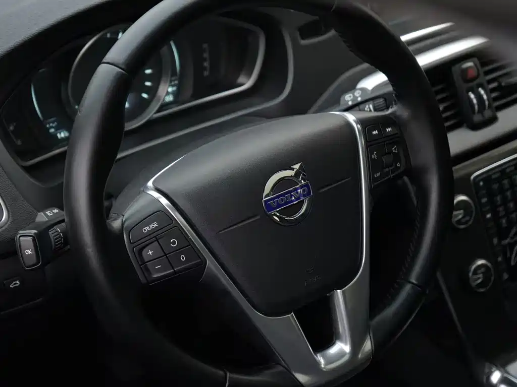 Volvo V40 2015 — фото 6