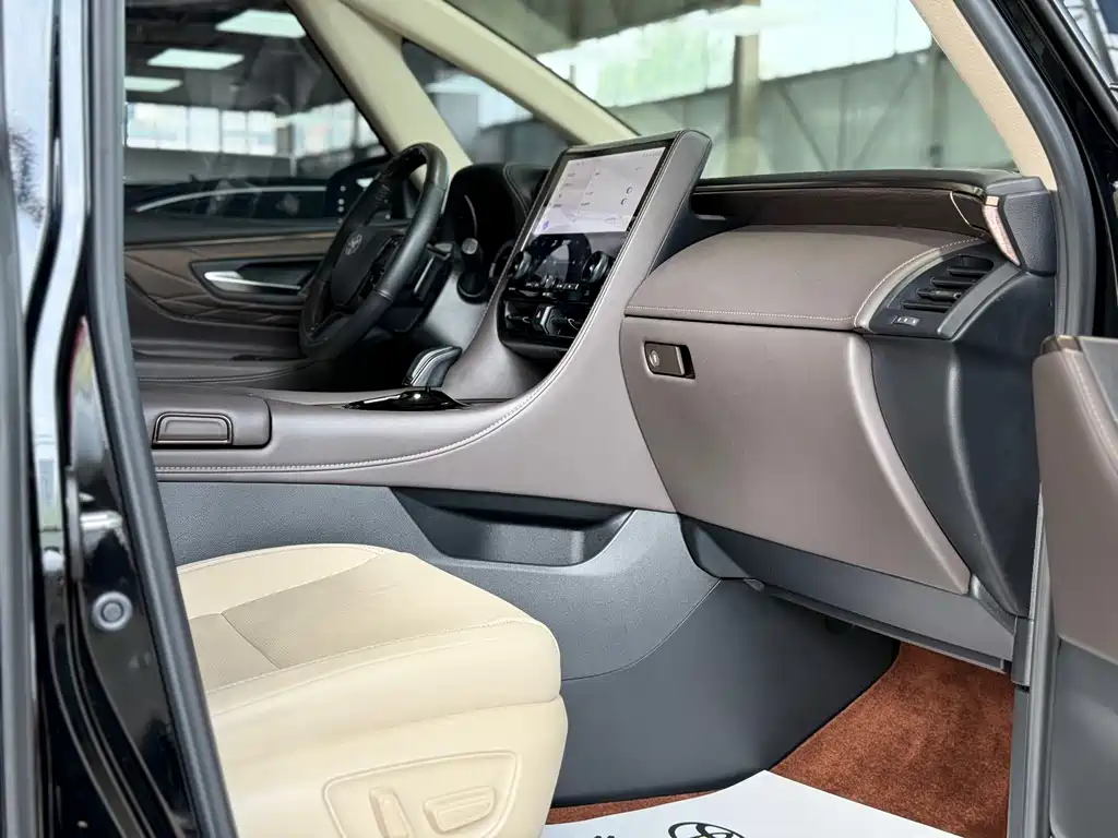 Toyota Alphard 2023 — фото 17