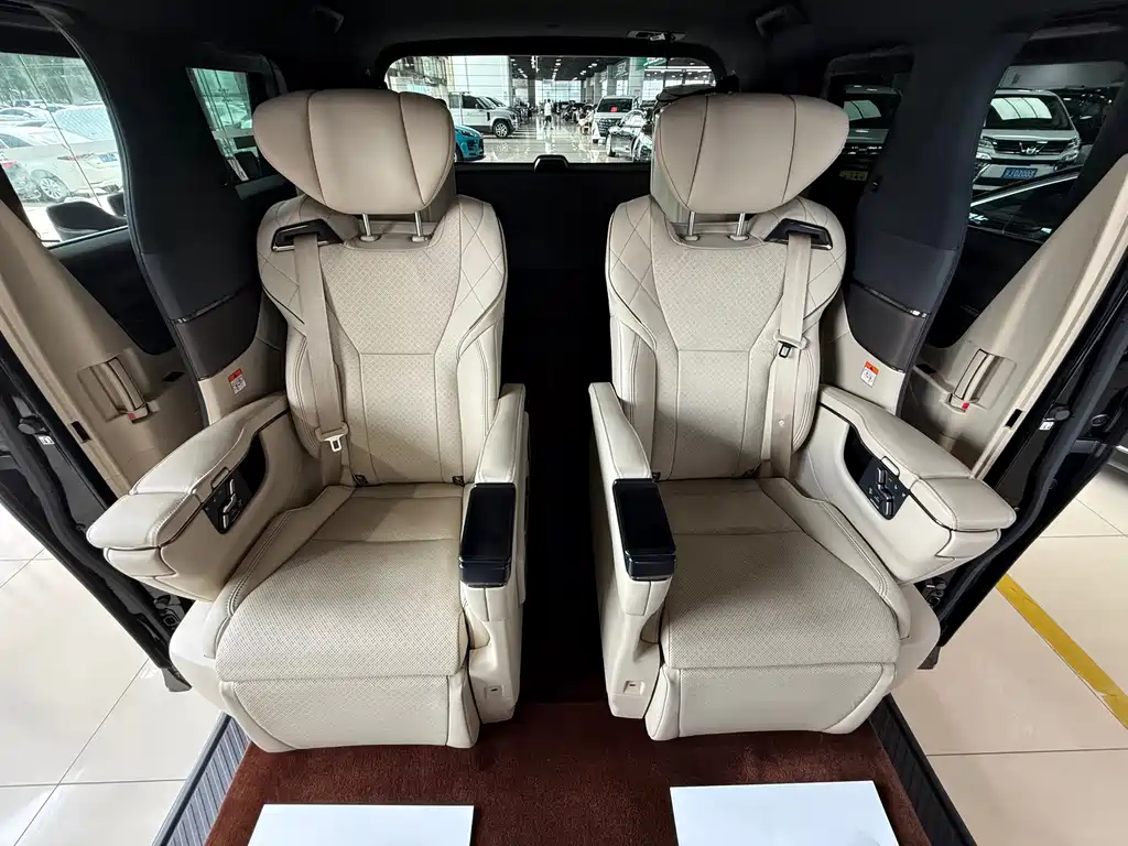 Toyota Alphard 2023 — фото 18
