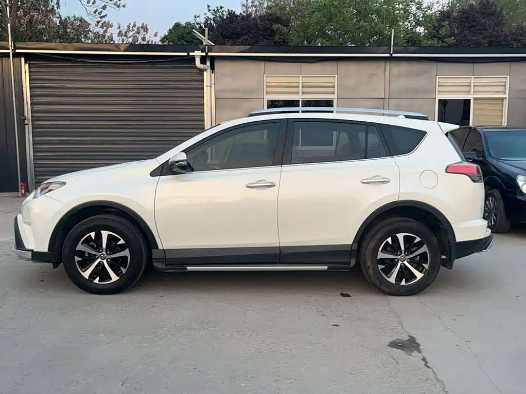 Toyota RAV4 2017 — фото 8