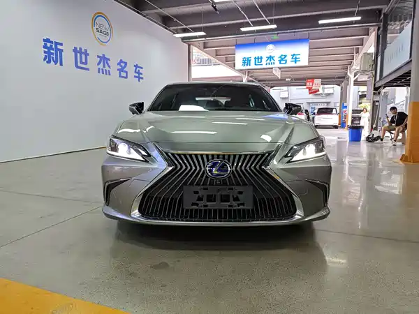 Lexus ES 2020