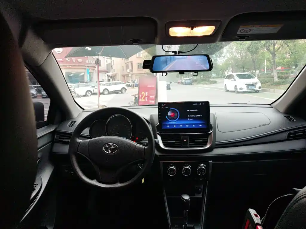 Toyota Yaris L 2021 — фото 10